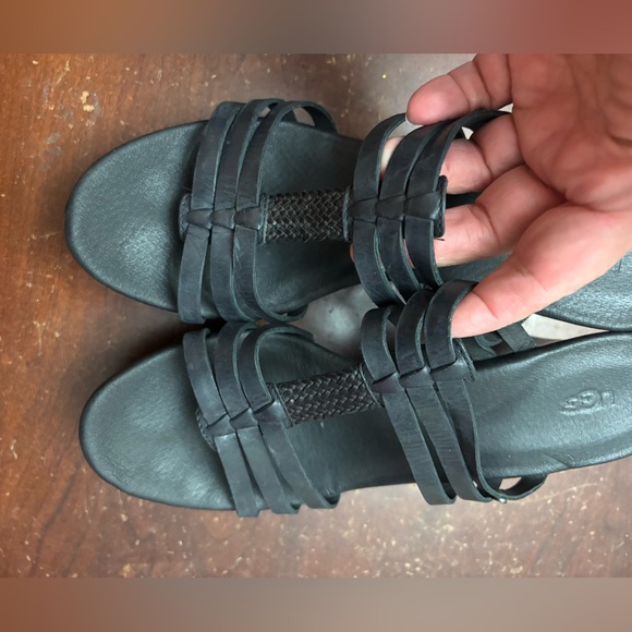 Ugg black leather platform romantic slip on size 9.5 excellent Mattie wedge - Picture 1 of 6